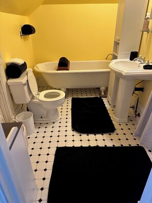 Regadera, toallas, jabón, papel de baño 