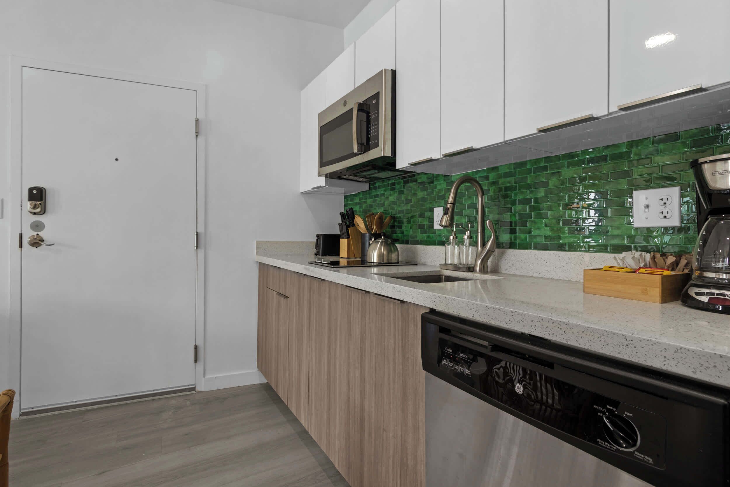 1 bedroom balcony | Bếp riêng | Tủ lạnh nhỏ, lò vi sóng, bếp nấu, dụng cụ nấu nướng/bát d ĩa/dao nĩa 