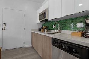 1 bedroom balcony | Cocina privada | Frigorífico pequeño, microondas, placa de cocina y utensilios de cocina