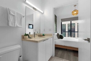 1 bedroom balcony | Bagno | Asciugacapelli, asciugamani, sapone, shampoo