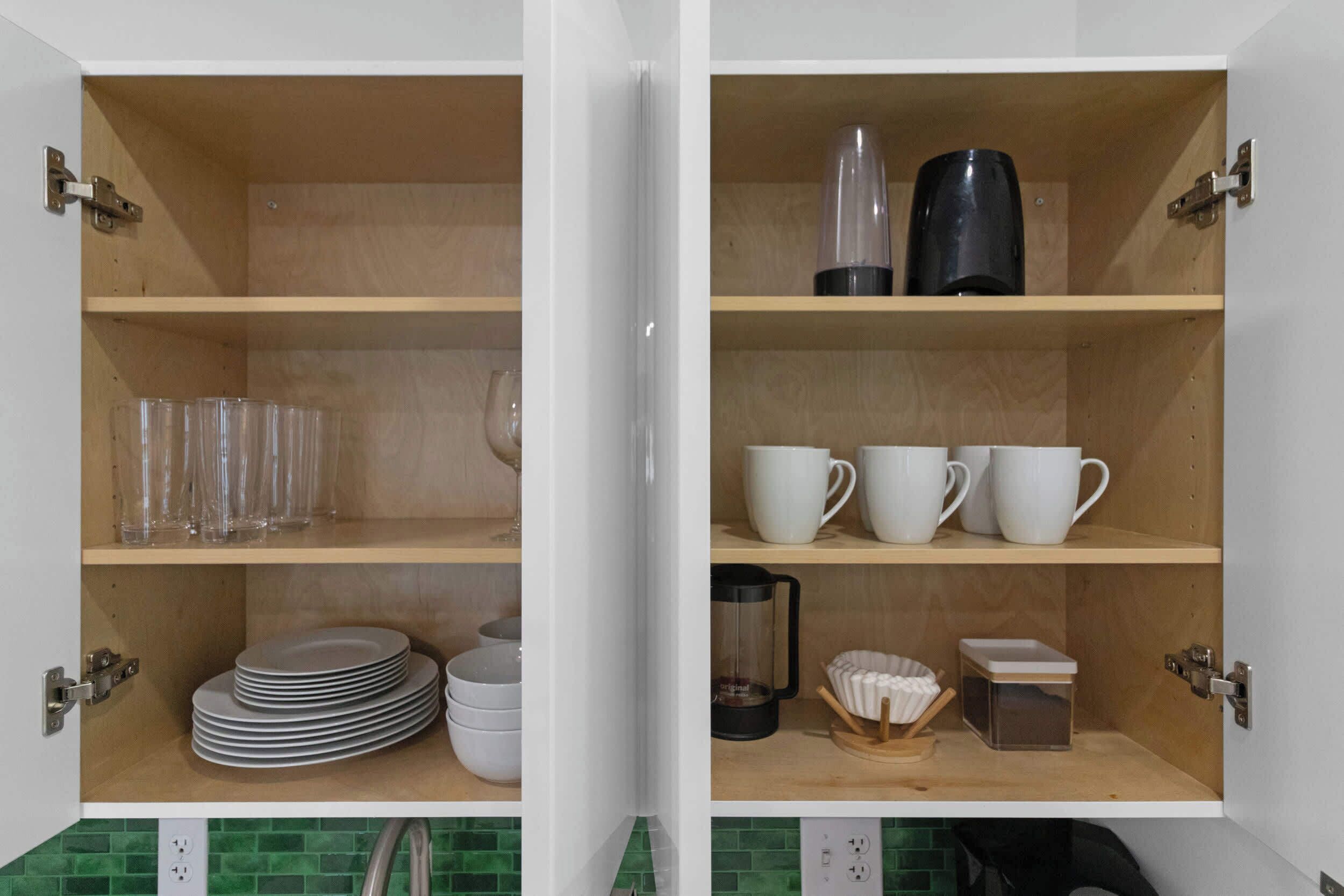 Frigobar, micro-ondas, cooktop, talheres/pratos/utensílios de cozinha