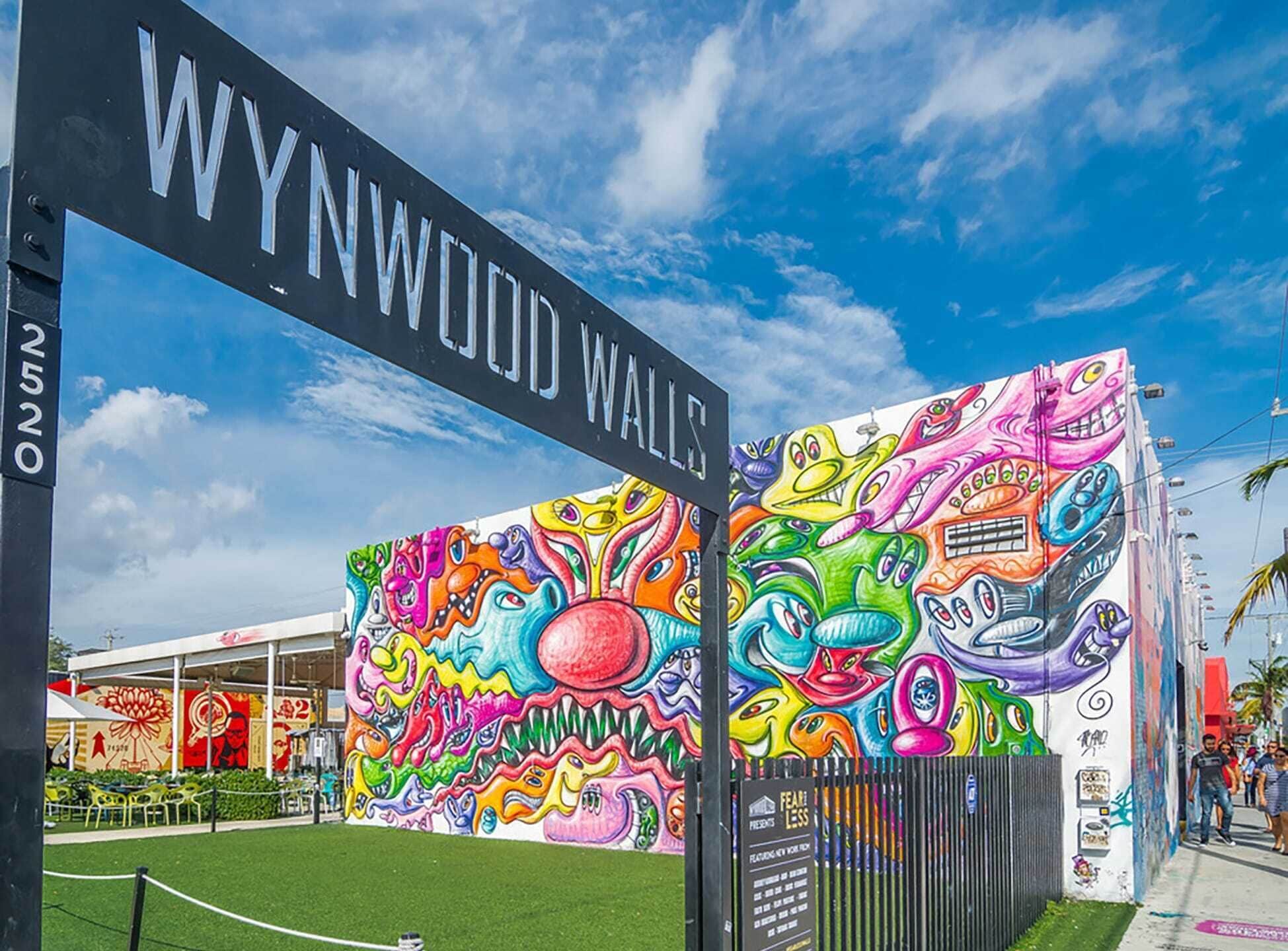 Une fresque murale aux couleurs vives, ornant les murs de Wynwood, et présentant des motifs abstraits et fantaisistes.