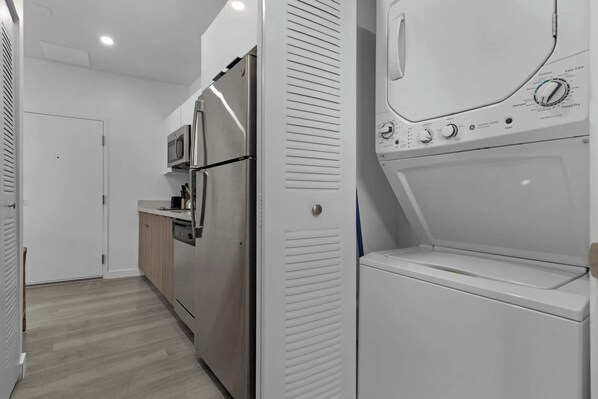 Mini-fridge, microwave, stovetop, cookware/dishes/utensils - Heart of Wynwood - Rooftop Pool -Balcony (Miami)