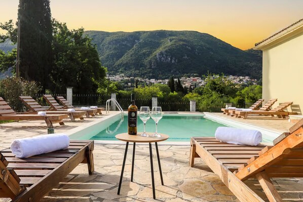 Pool - Villa Elite Ena is a modern self-catering haven (Ano Korakiana)
