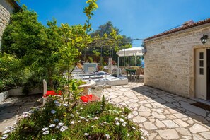 Outdoor dining - Dora Paxos Apartment – Sea Views, WiFi, Aircon, Parking (Boikatika Erimitis)