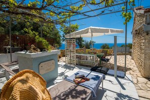 Terrace/patio - Dora Paxos Apartment – Sea Views, WiFi, Aircon, Parking (Boikatika Erimitis)