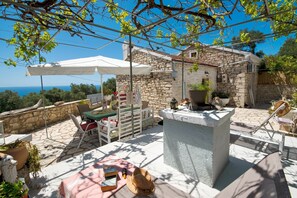 Outdoor dining - Dora Paxos Apartment – Sea Views, WiFi, Aircon, Parking (Boikatika Erimitis)