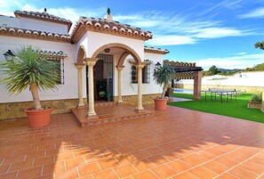 Exterior - Experience authentic Costa del Sol living at Sara Sol, a beautiful 2 bedroom villa with private pool near Nerja (Nerja)