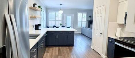 Jääkaappi, mikroaaltouuni, uuni, liesi