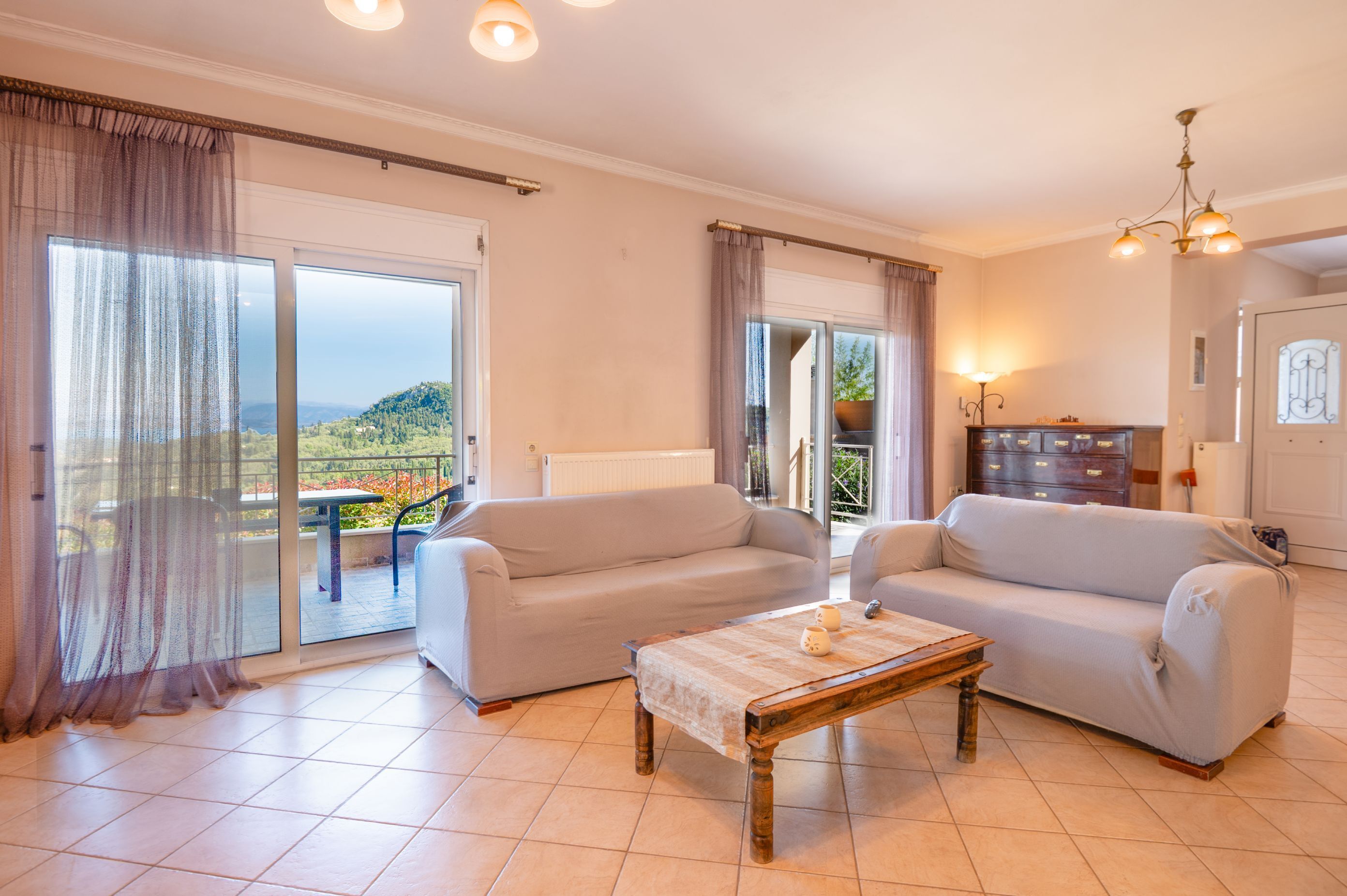 Fernseher, Bücher, Stereoanlage