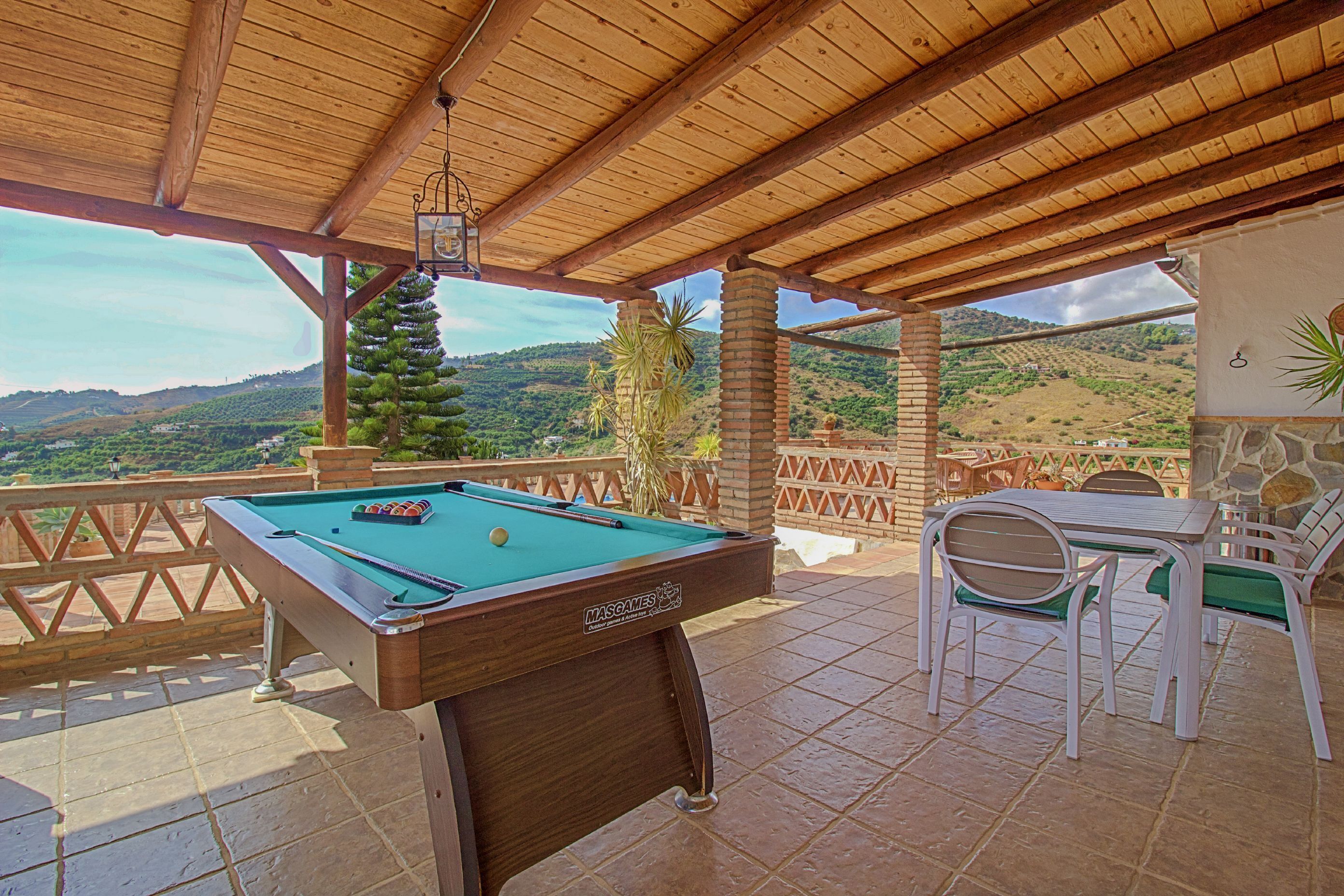 Een pooltafel met uitzicht op een bergachtig landschap.
