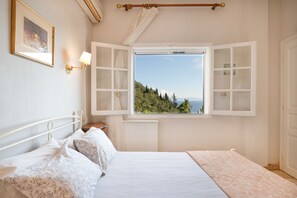 Tabla de planchar con plancha, wifi gratis y ropa de cama 