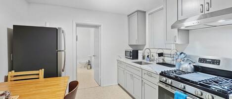 Frigorífico, microondas, horno y placa de cocina