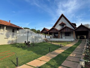 Exterior - Spacious house facing the Carmo do Cajuru reservoir with a ramp for boats and jet skis. (Carmo do Cajuru)