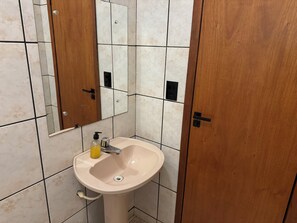 Bathroom - Spacious house facing the Carmo do Cajuru reservoir with a ramp for boats and jet skis. (Carmo do Cajuru)