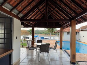 Outdoor dining - Spacious house facing the Carmo do Cajuru reservoir with a ramp for boats and jet skis. (Carmo do Cajuru)