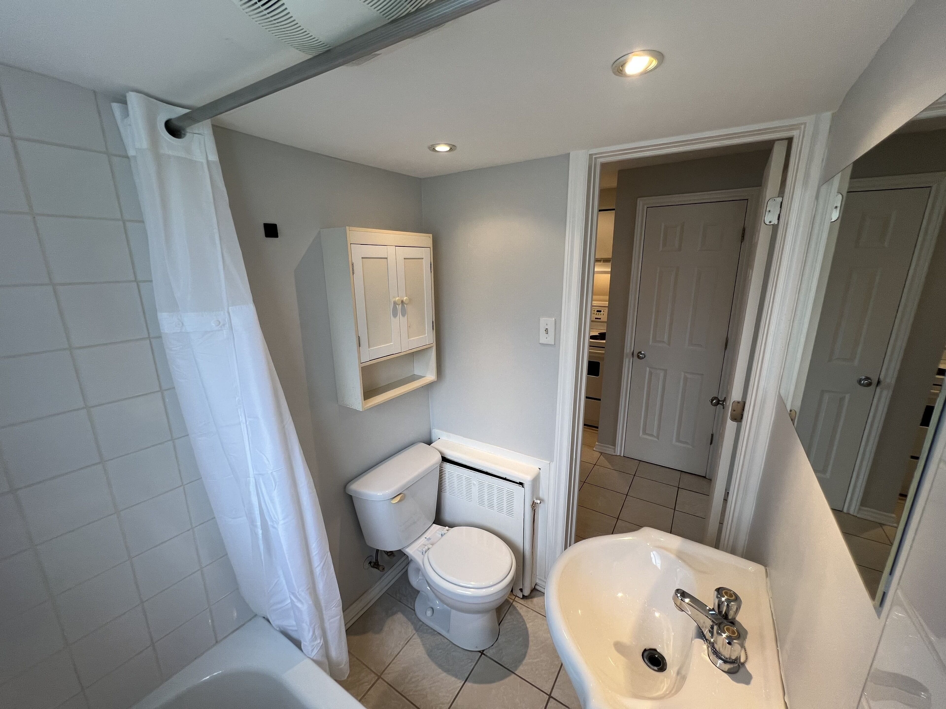 Sèche-cheveux, serviettes fournies, savon, papier toilette