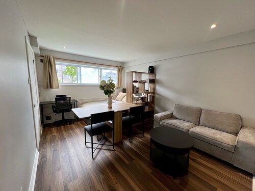 Cozy & Bright Comfortable Basement Suite