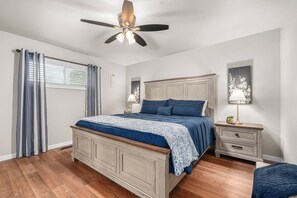Iron/ironing board, free WiFi, bed sheets - Cozy Luxe 3BR Ranch /Huge Yard/ East Fort Smith (Fort Smith)