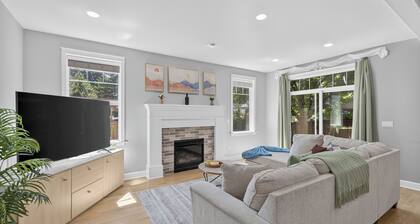 Modern Edmonds Escape: Spacious, 3BDRM, Fireplace