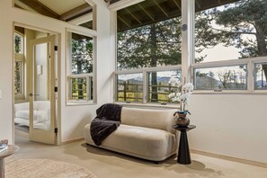 Smart TV, fireplace, offices - The Sawtooth Modern | Designer Build | Hot Tub | River Access (Ketchum)