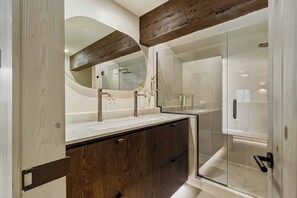 Shower, hair dryer, towels - The Sawtooth Modern | Designer Build | Hot Tub | River Access (Ketchum)