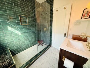 Hair dryer, towels, soap, shampoo - Sun-Drenched Spanish Oasis: Near DTLA & HLP (Los Angeles)