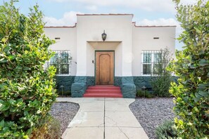 Exterior - Sun-Drenched Spanish Oasis: Near DTLA & HLP (Los Angeles)