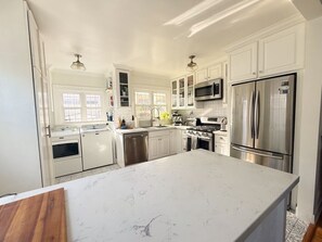 Fridge, microwave, oven, stovetop - Sun-Drenched Spanish Oasis: Near DTLA & HLP (Los Angeles)