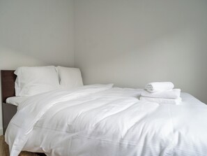 Iron/ironing board, WiFi, bed sheets