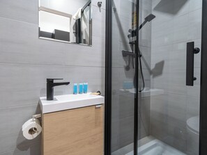 Douche, sèche-cheveux, serviettes fournies