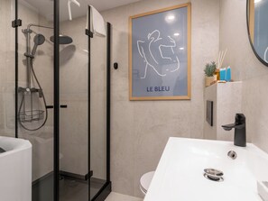 Shower, free toiletries, hair dryer, towels - Korfantego 18th Floor Skyline City View (Katowice)