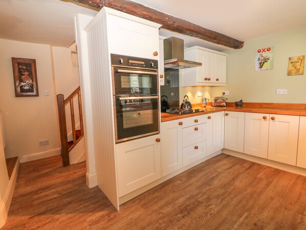 Private kitchen - LITTLE BARGATE, pet friendly in Castleton, Peak District (Hope Valley)
