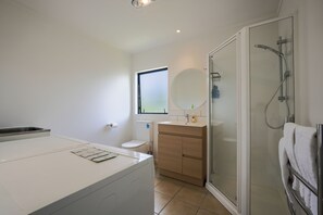 Dusche, Haartrockner, Handtücher, Seife