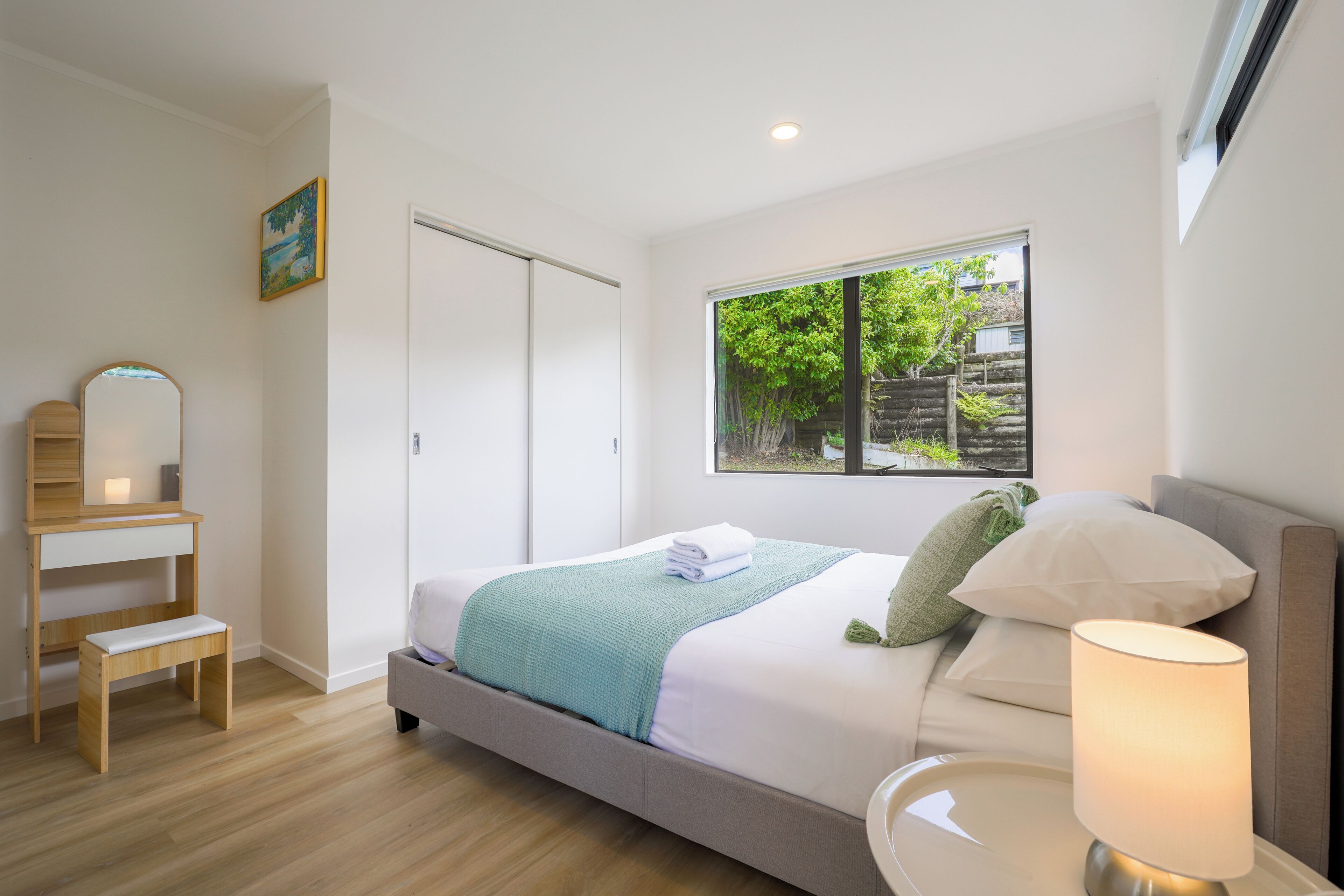 Tabla de planchar con plancha, wifi gratis y ropa de cama 