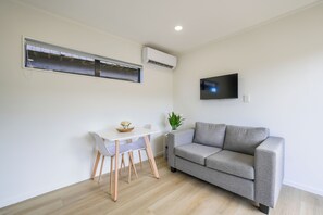 Smart TV - Cozy & Convenient 2-Bedroom Guesthouse in North Auckland (Auckland City)
