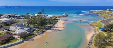 Chaises longues, serviettes de plage