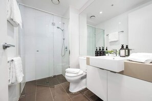 Douche, sèche-cheveux, serviettes fournies, shampoing