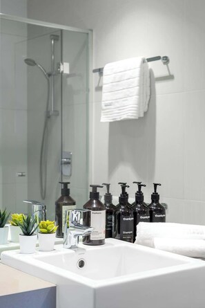 Bruser, hårtørrer, håndklæder, Shampoo