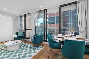 Interior - Emerald Suite - City View Hot Tub & Free Parking (Melbourne)