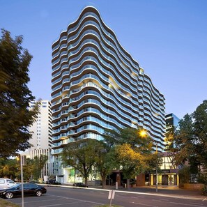 Exterior - Emerald Suite - City View Hot Tub & Free Parking (Melbourne)