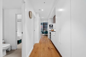 1 bedroom, iron/ironing board, travel cot, WiFi - Emerald Suite - City View Hot Tub & Free Parking (Melbourne)