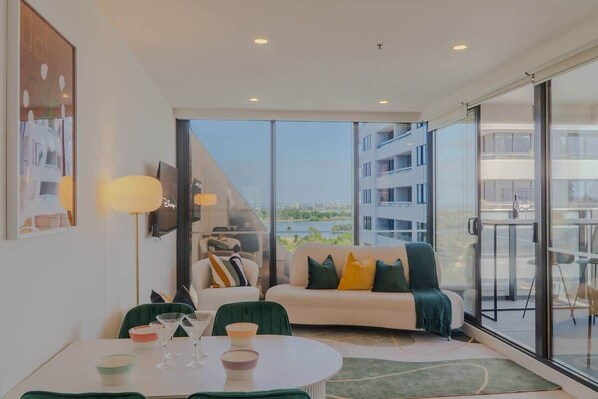 TV, offices - King Bed Suite|2b2b|FreePark|MelbourneCityViews (Melbourne)