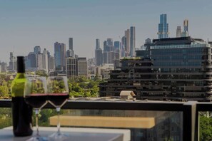 Outdoor dining - King Bed Suite|2b2b|FreePark|MelbourneCityViews (Melbourne)