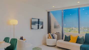 Een televisie en een kantoor