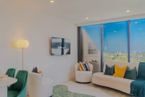 TV, offices - King Bed Suite|2b2b|FreePark|MelbourneCityViews (Melbourne)