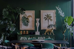 Dining - Safari in City, 2BR Penthouse with Patio & Spa (Melbourne)