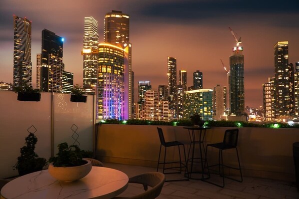 Outdoor dining - Safari in City, 2BR Penthouse with Patio & Spa (Melbourne)