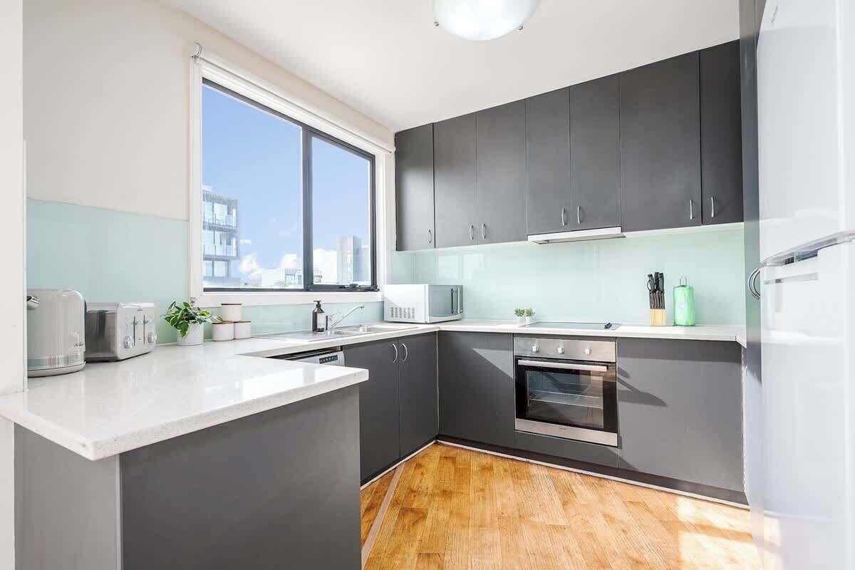 Een koelkast, een microgolfoven, een oven, een kookplaat