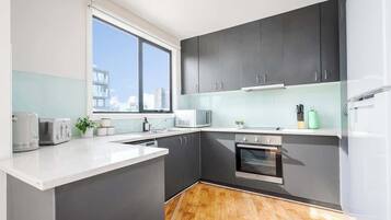 Een koelkast, een microgolfoven, een oven, een kookplaat